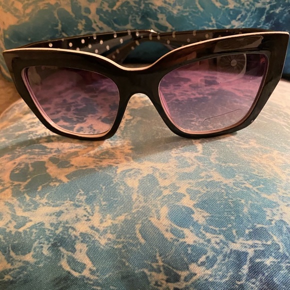 NEW BLACK SUNGLASSES WITH WHITE TRIM - Picture 4 of 4